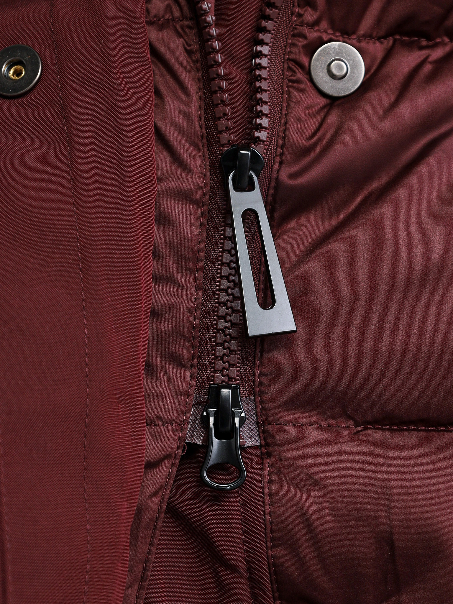 Пуховик бордового цвета с капюшоном